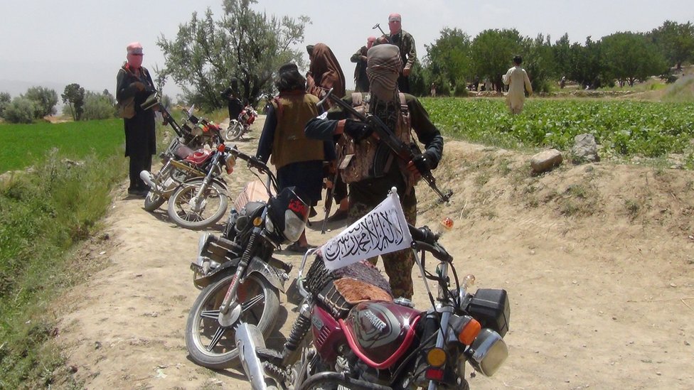 Milisi Taliban Afghanistan berdiri dan memegang senjata mereka di distrik Ahmad Aba di pinggiran Gardez, ibu kota provinsi Paktia.