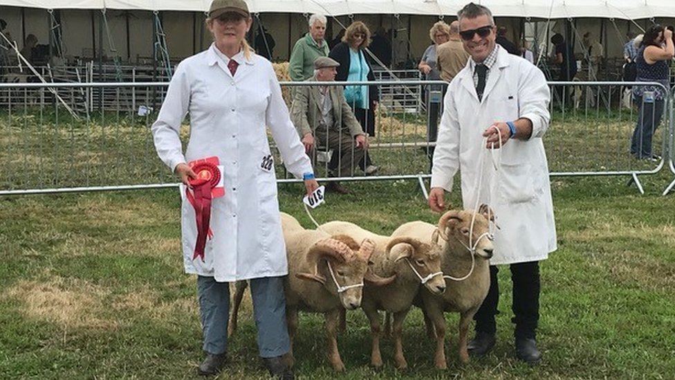 Сара и Даррен Рэшли показывают своих портлендских овец