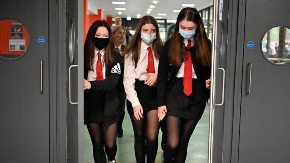 Ученики средней школы в масках
