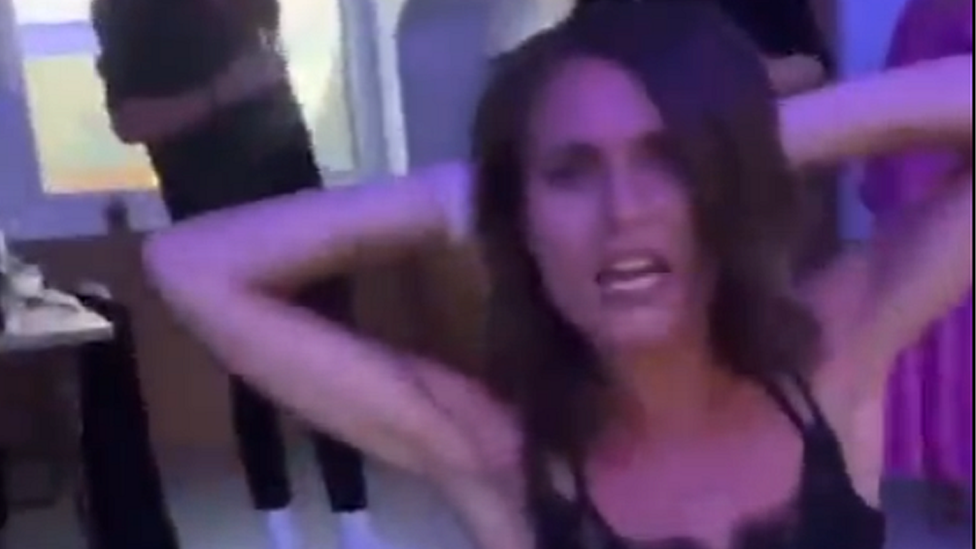 Премьер Финляндии танцевала на вечеринке. Ее сняли на видео – и случился скандал