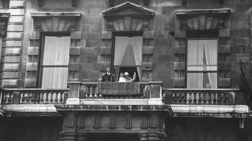 27th June 1927: George, Duke of York and Elizabeth, Duchess of York acknowledging the cheers of a crowd from the balcony of their home at 145 Piccadilly