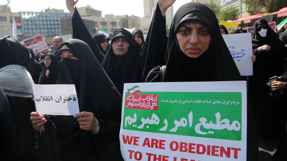 Mujeres progobierno se manifestaron en Teherán, poniendo de relevancia la división social que existe en Irán