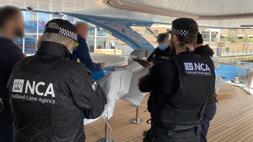 英國NCA探員在停靠倫敦金絲雀碼頭碼頭的超級遊艇斐號（Phi）上調查（29/3/2022）