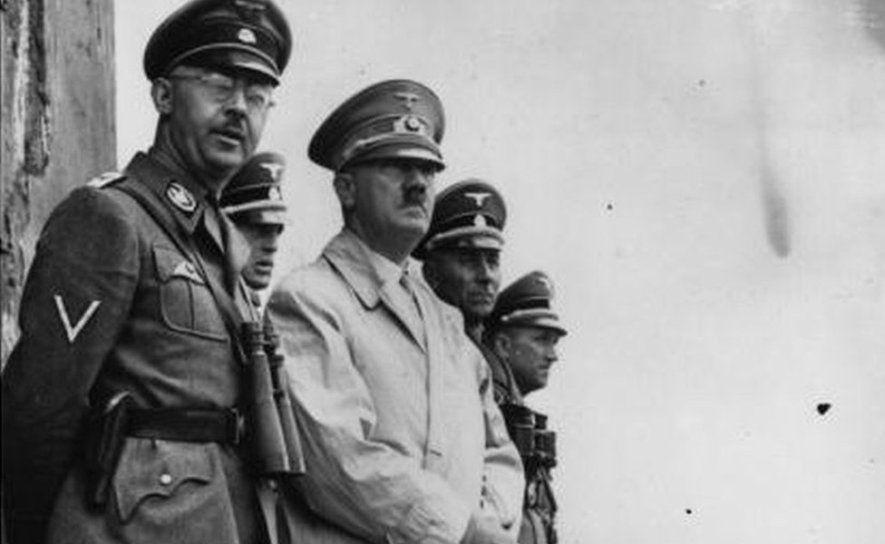 Adolf Hitler e Heinrich Himmler (à esquerda) observam manobras das tropas de choque