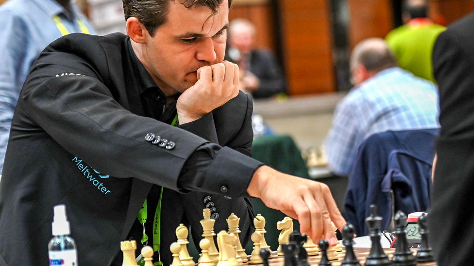 Hans Niemann defeats Magnus Carlsen with the black pieces and