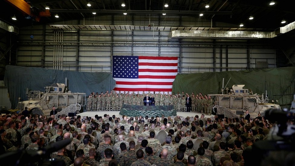 Президент США Дональд Трамп обращается к военнослужащим США во время необъявленного визита на авиабазу Баграм в Афганистане в ноябре 2019 года