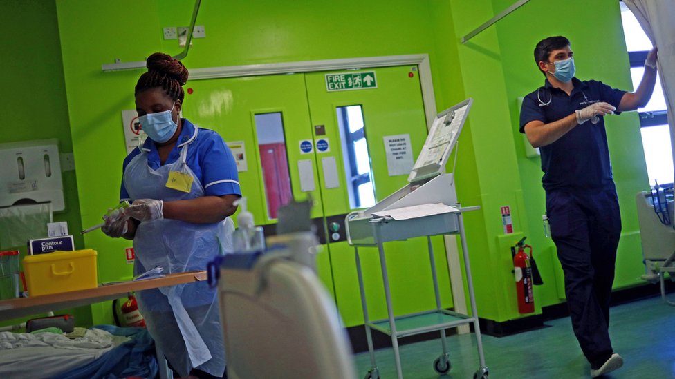 Работники больницы Ланкашира в масках