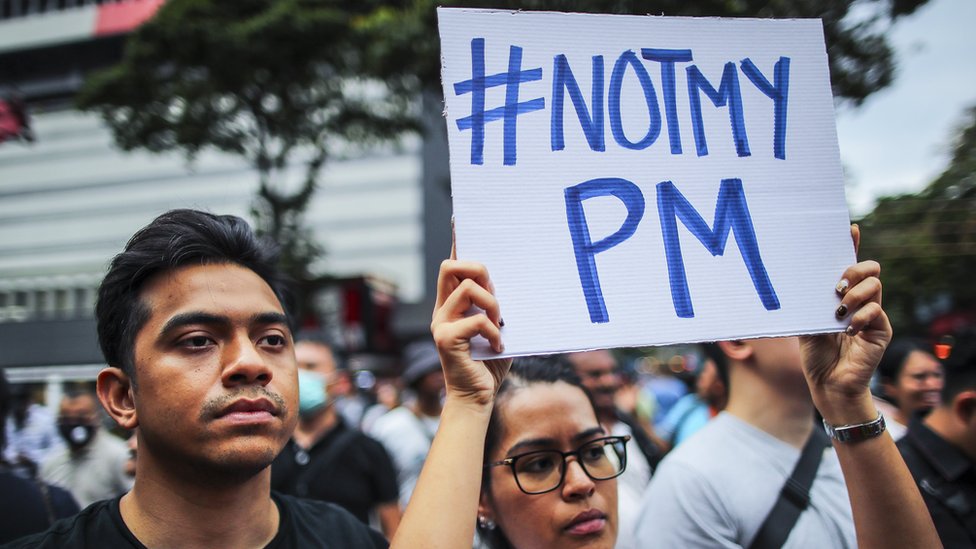 馬來西亞民眾抗議，手持標語上寫著：這個總理不是我選的。