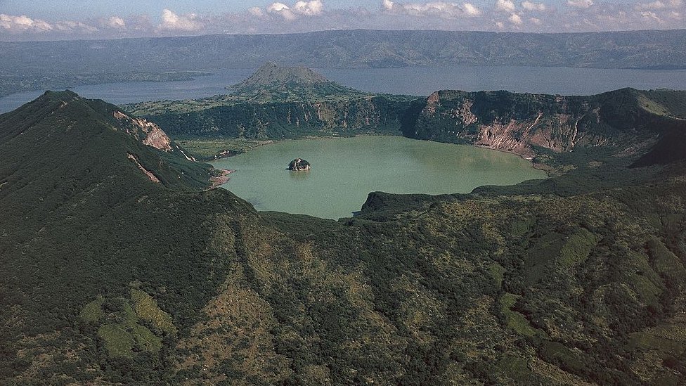Кратерное озеро вулкана Таал