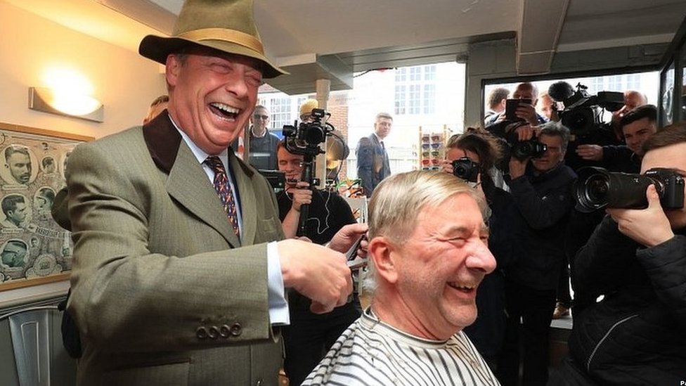 Найджел Фарадж стриг мужчине волосы во время похода в Шорхэм во время кампании