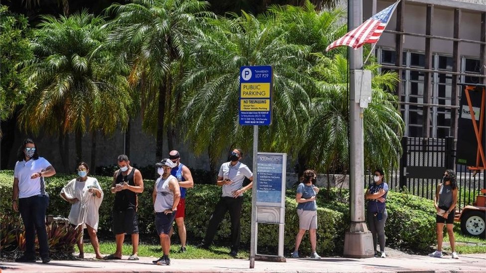 Люди ждут тестирования во Флориде