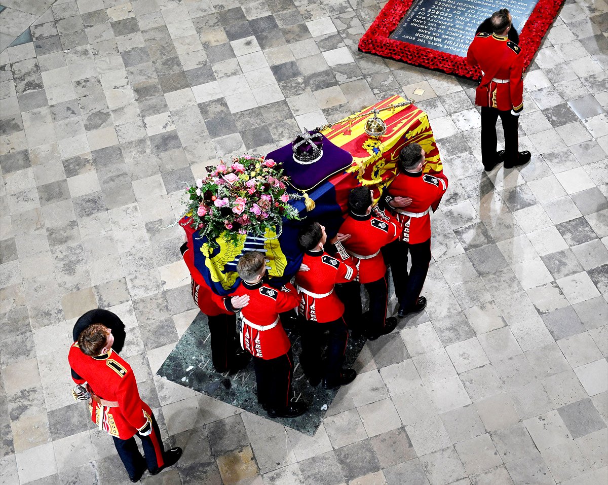El féretro durante el ingreso a la Abadía de Westminster, donde se realizó el funeral.