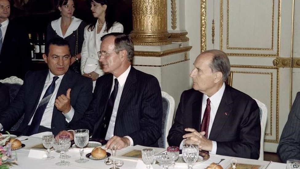 Президент Джордж Буш (в центре) и президент Франции Франсуа Миттеран (слева) на обеде в Париже в 1989 году