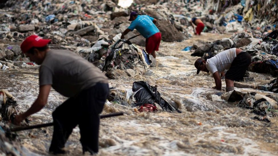 Los pobladores recolectan chatarra metálica del contaminado río Las Vacas