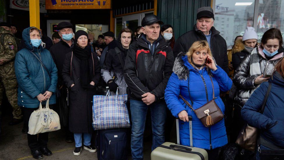 أشخاص في طابور يحاولون الهرب من العاصمة الأوكرانية كييف