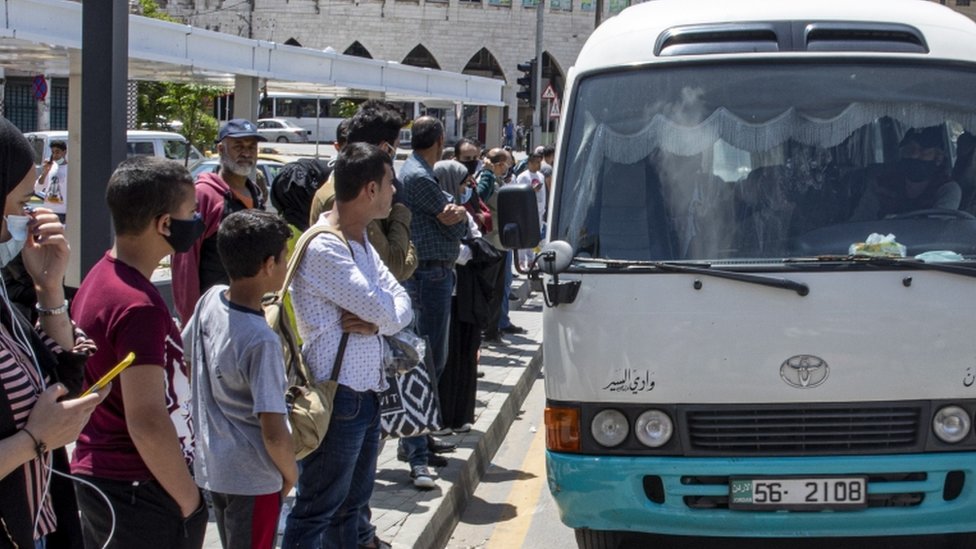 Građani čekaju u redu da uđu u autobus pošto je jordanska vlast popustila restriktivne mere