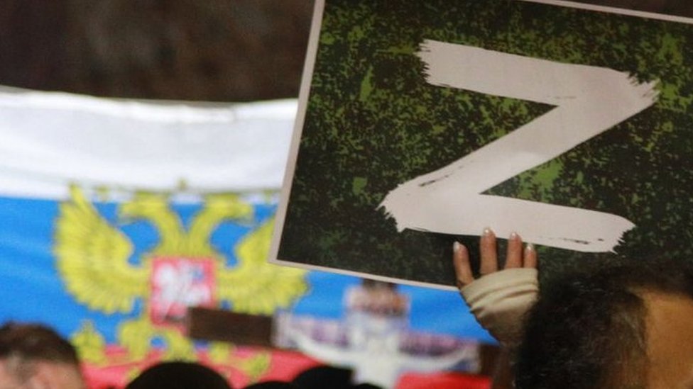 Un manifestante sostiene una pancarta con el signo "Z", en referencia a los tanques rusos marcados con la letra, durante una manifestación organizada por organizaciones serbias de derecha en apoyo de los ataques rusos contra Ucrania, en Belgrado el 4 de marzo de 2022.