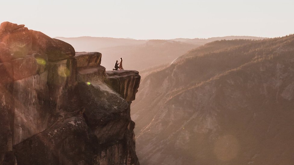 Yosemite: Photographer searches for Taft Point proposal couple