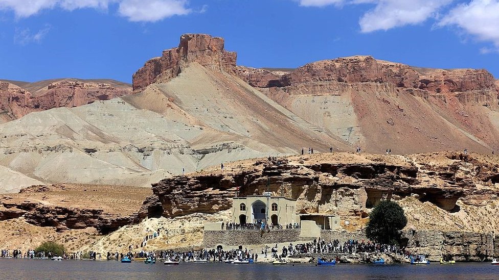 Афганские туристы на снимке у кромки воды озера Банди-Амир на окраине Бамиана 29 августа 2014 г.