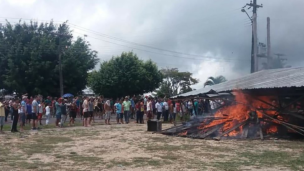 En el estado de Roraima, en Brasil, una protesta derivó en un ataque contra un campamento de inmigrantes venezolanos.