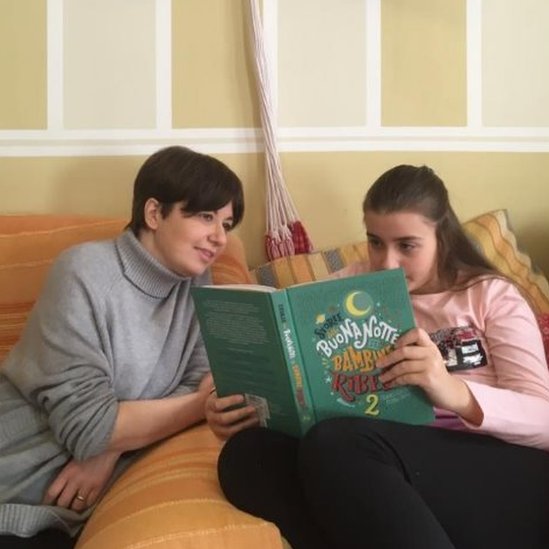 Даниэла и ее дочь Эмма вместе читали дома в красной зоне Италии