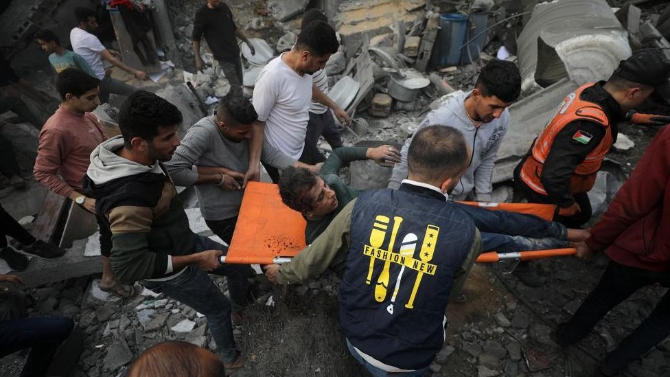 12月8日，加在沙地帶中部代爾巴拉赫，巴勒斯坦人從以色列空襲後被摧毀的房屋廢墟中救出一名傷員。