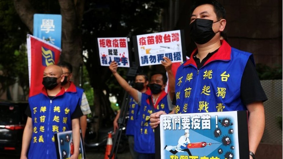 2021年5月24日，民眾手舉標語要求政府接受中國的疫苗。