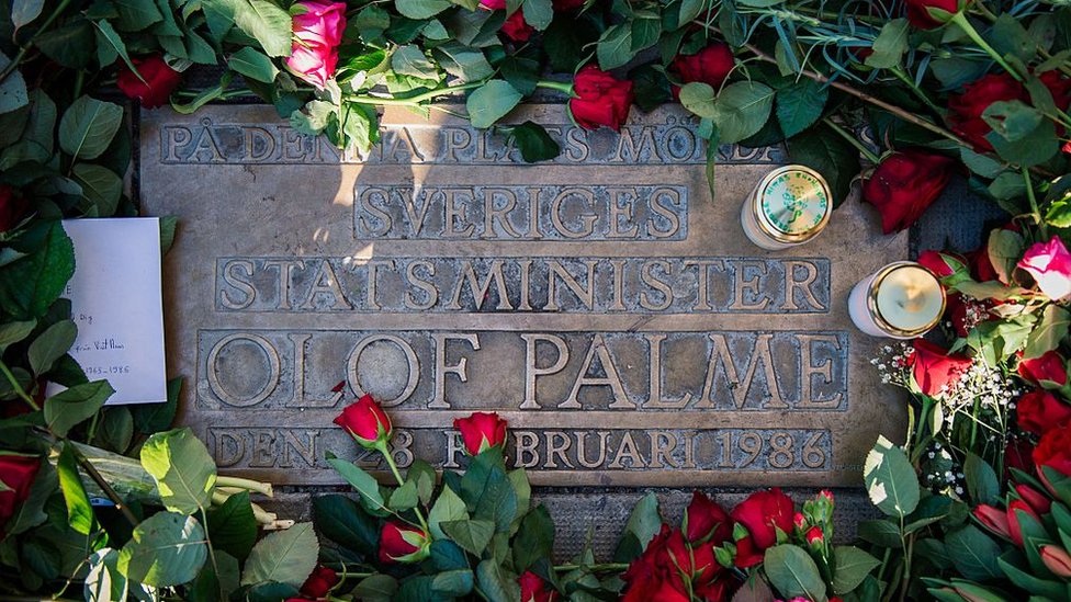 Placa que señala el lugar donde fue asesinado Olof Palme