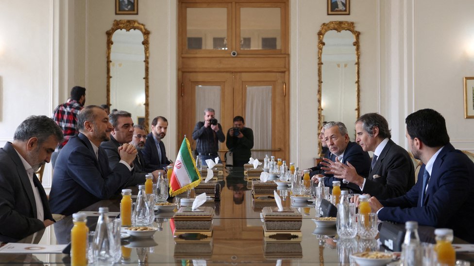 المدير العام للوكالة الدولية للطاقة الذرية رافائيل غروسي ووزير الخارجية الإيراني حسين أمير عبد اللهيان في اجتماع في طهران