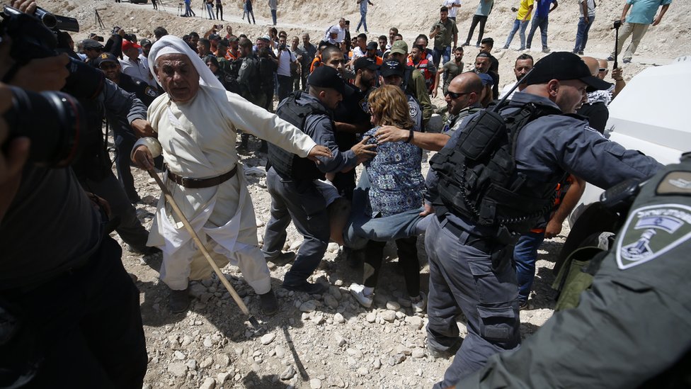 محتجون فلسطينيون يتظاهرون على قرار هدم خان الأحمر