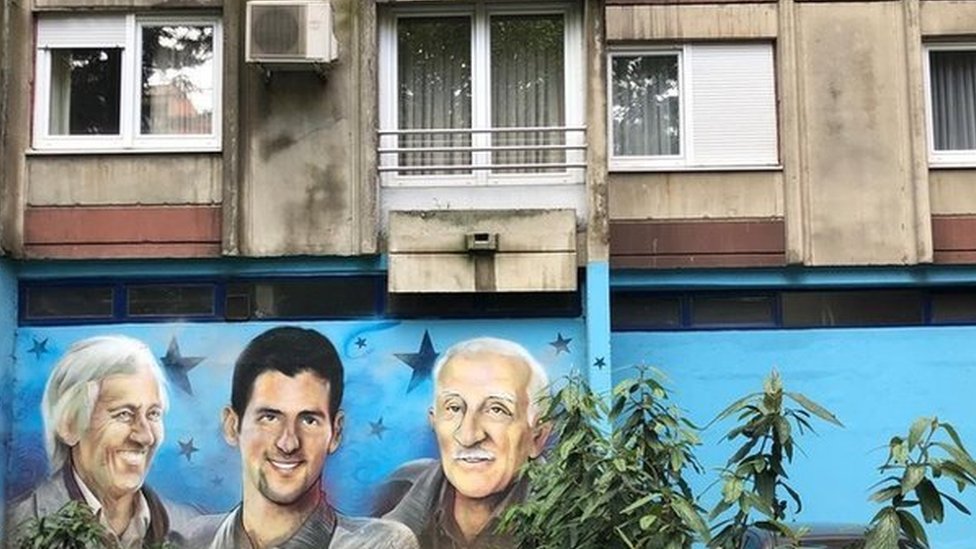 Un mural muestra a Djokovic fuera del apartamento donde vivió durante los bombardeos en Belgrado en 1999.