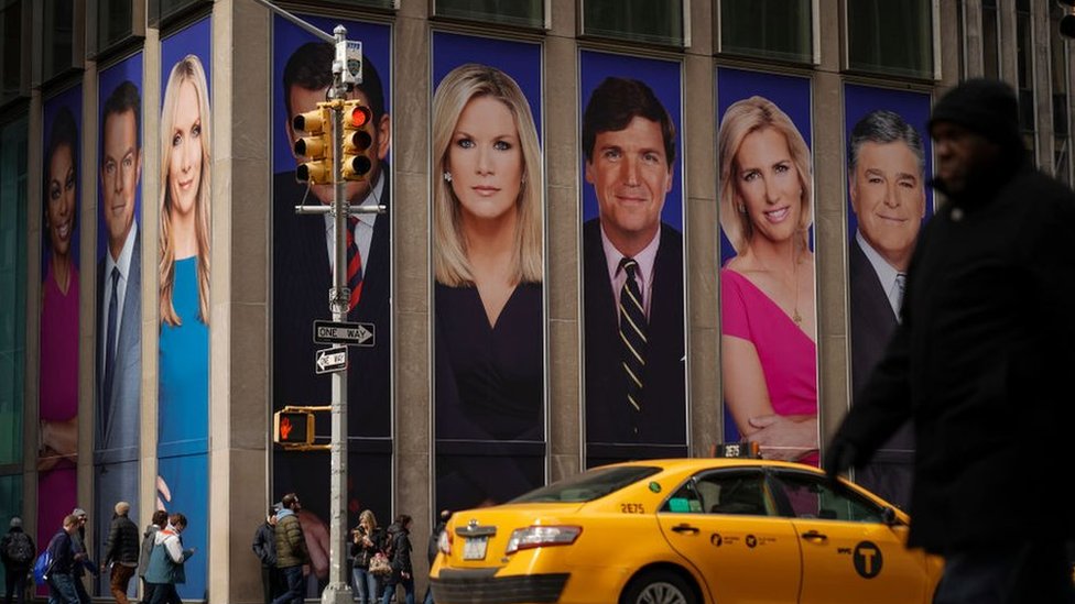 Imagen del edificio de Fox con fotografías gigantes de sus presentadores estrellas.