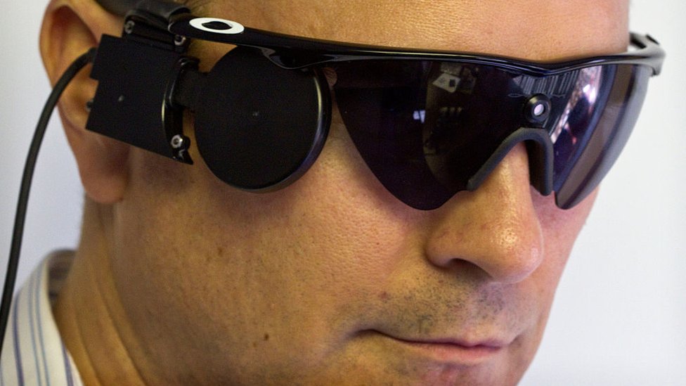 Ørken Rundt om ingeniør Bionic eye tech aims to help blind people see - BBC News