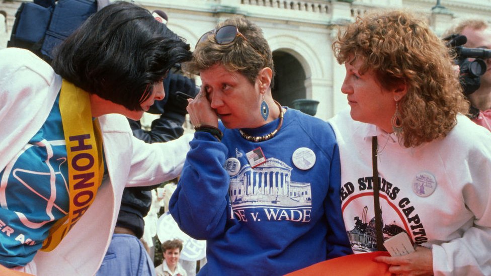 Norma McCorvey y la abogada Gloria Allred en un rally a favor del aborto en 1989, en Washington DC.