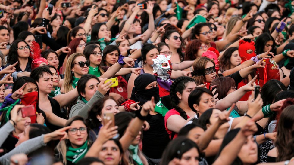 Mujeres en Santiago de Chile coreografiando "Un violador en tu camino". Diciembre de 2019.