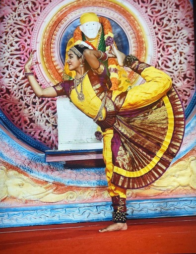 Anika Chebrolu bailando Bharatanatyam, baile clásico indio.
