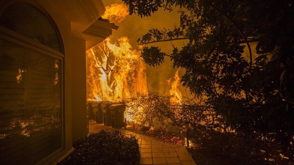Api melalap rumah di Malibu ini.