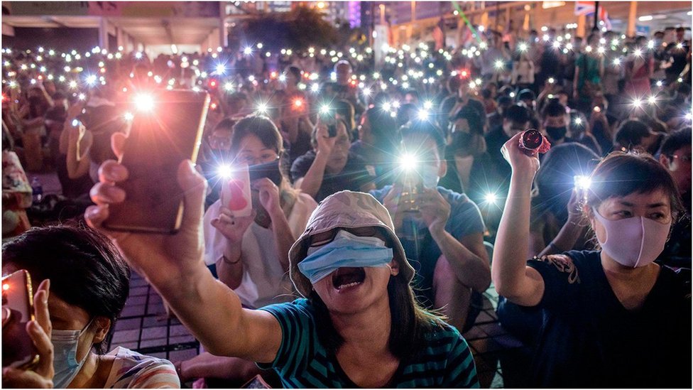 2019年10月19日，香港示威者在集會期間手持手機，以表達對香港民主抗議者的支持。
