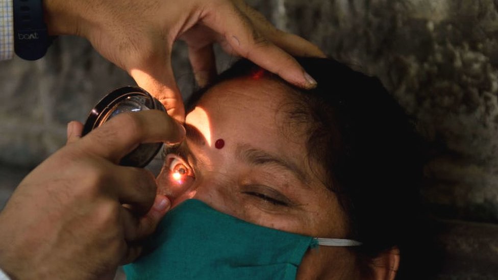 Una mujer que se somete a un examen de la vista en un hospital de Mumbai.