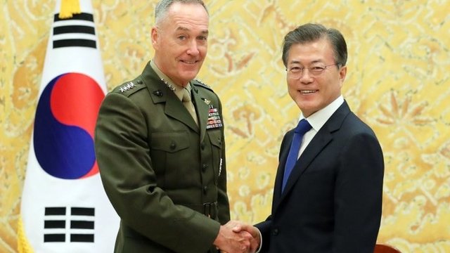 El general Dunford (izq.) con el presidente de Corea del Sur en su viaje a Asia para estudiar escenarios a la crisis con Corea del Norte. Corea del Sur