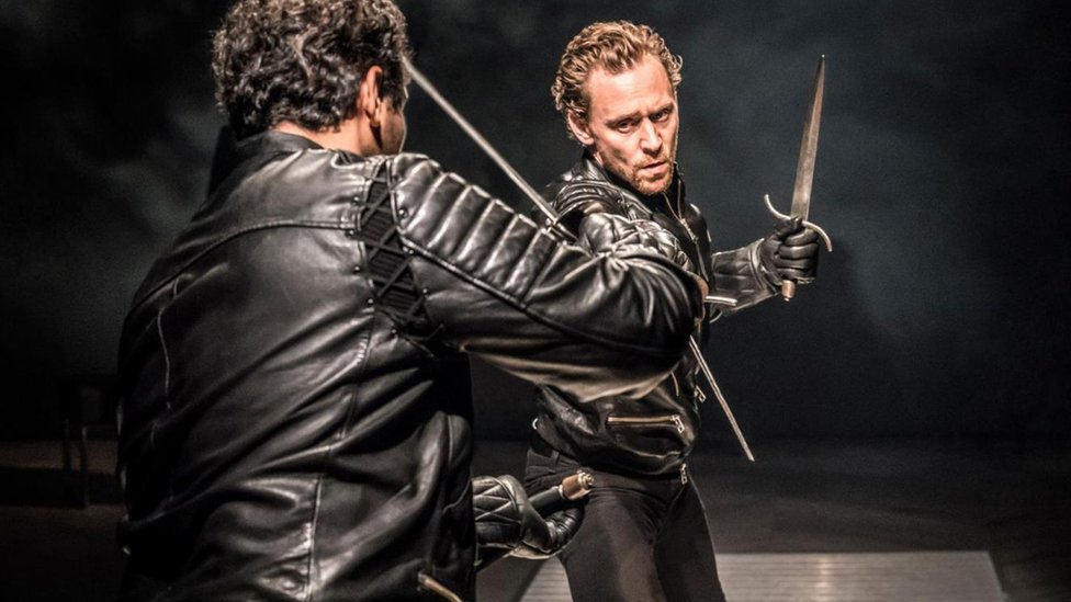 Hiddleston S Hamlet Praised By Theatregoers Bbc News