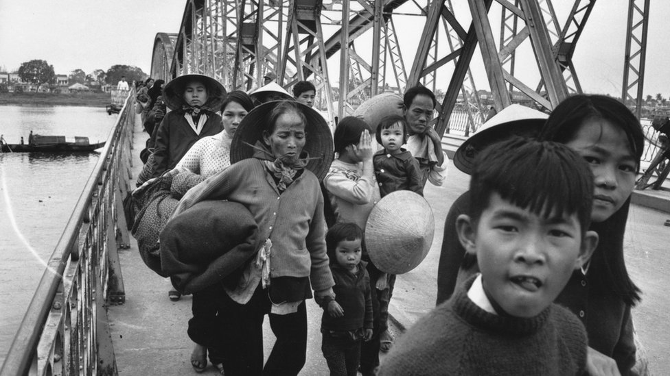 9 февраля 1968 г .: Группа вьетнамских беженцев переходит мост через реку Парфюм
