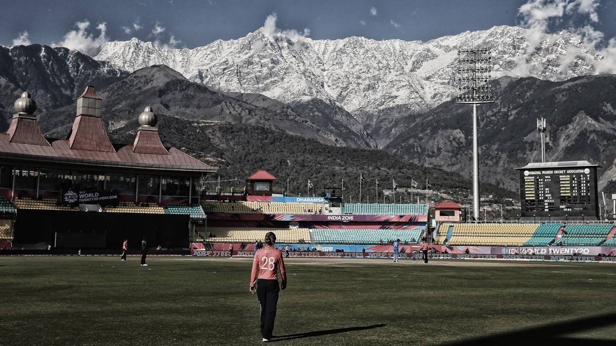 Un partido en el estadio HPCA con la cordillera de los Himalaya de fondo.