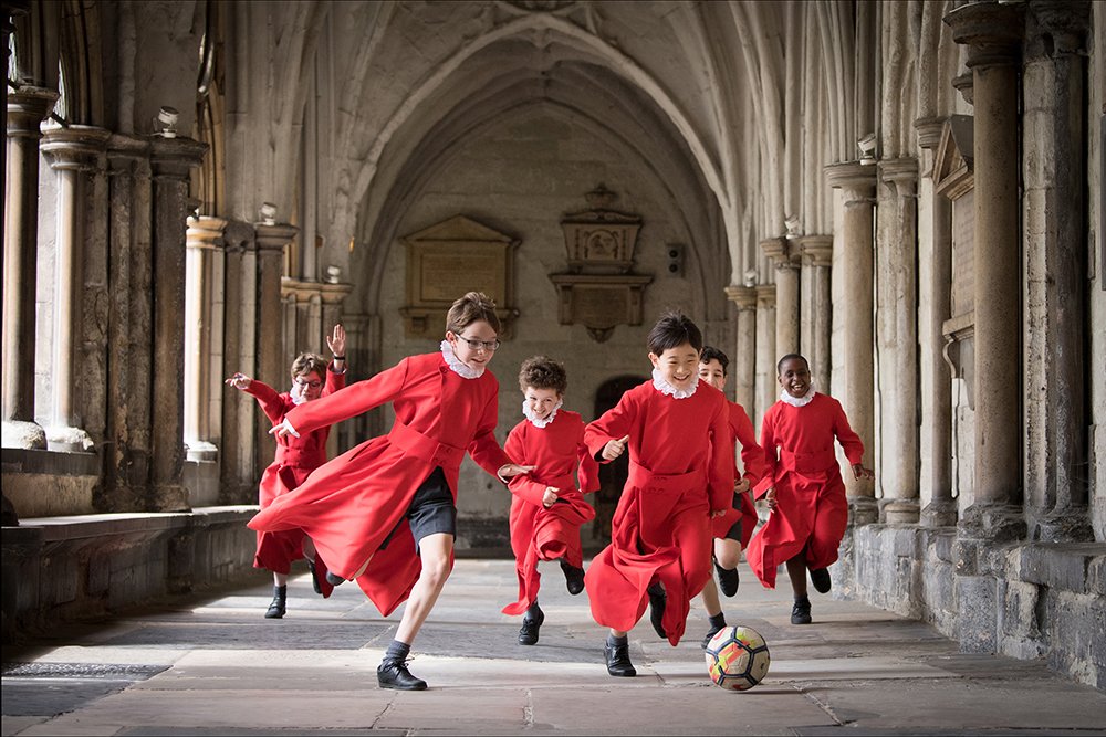 Temmuz 2021'de oynanan EURO 2020 futbol şampiyonasındaki İngiltere-İtalya maçı öncesinde Westminster Katedrali'ndeki kilise korosu üyesi çocukların ders arasında futbol oynarkenki heyecanı, Steffan Rousseau tarafından kaydedildi.