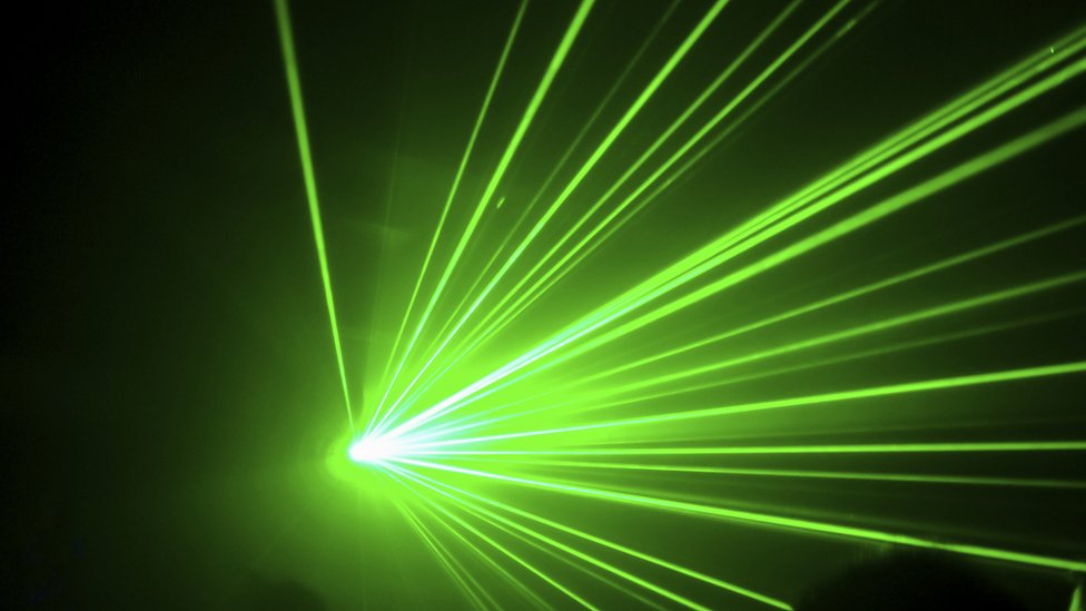 elevación Y así hazlo plano How dangerous are lasers to planes? - BBC News
