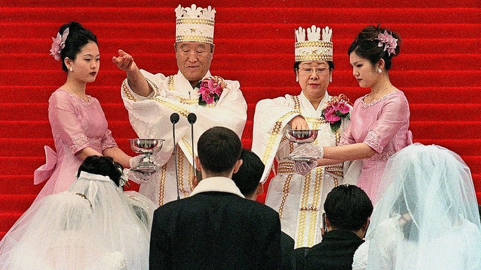 El reverendo Moon y su esposa oficiando una boda masiva en Seúl en el año 2000.