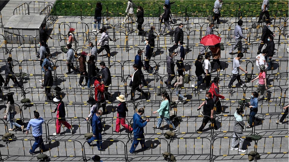 People line up to be tested for Covid-19 coronavirus in Zhongguancun in Beijing on April 26, 2022.
