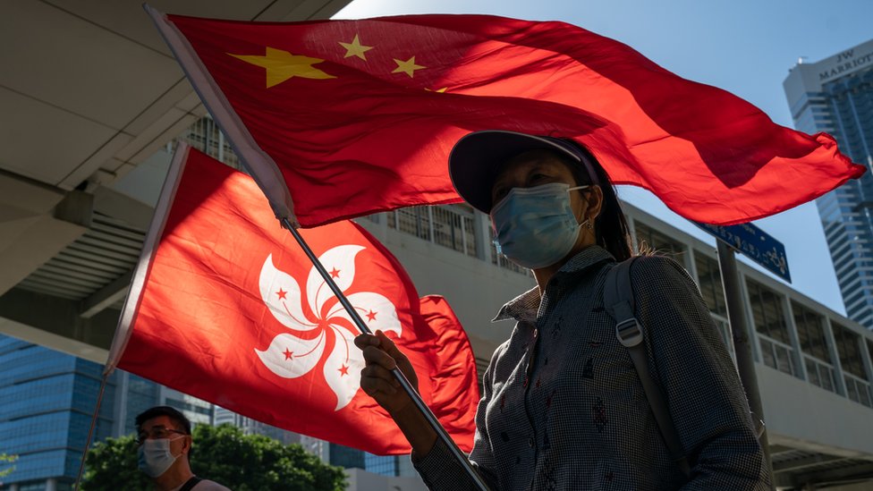 親北京團體成員在香港立法會綜合大樓外揮舞中國國旗與香港特區區旗（12/11/2020）