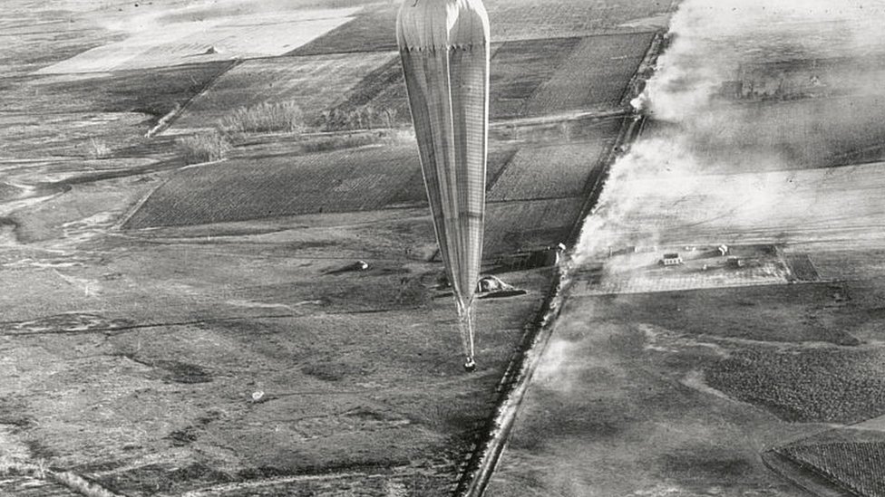 Un globo del ejército de Estados Unidos y la National Geographic Society sobrevolando Dakota del Sur en 1935.