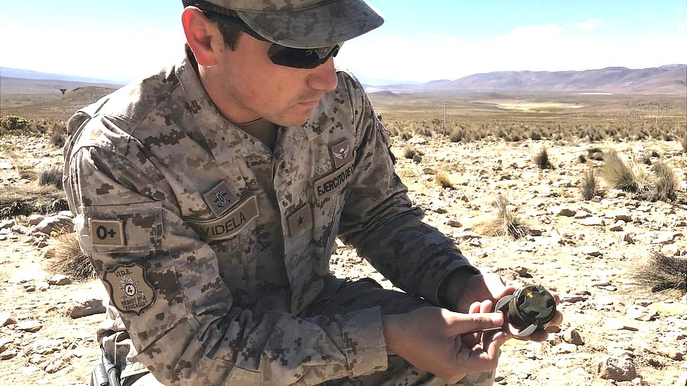 Tu primer error será el último": la peligrosa tarea de los militares que limpian las minas en la frontera entre Chile y Perú a 4.000 metros de altura - BBC News Mundo